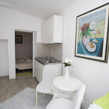 Sweet Old Town Apartment *