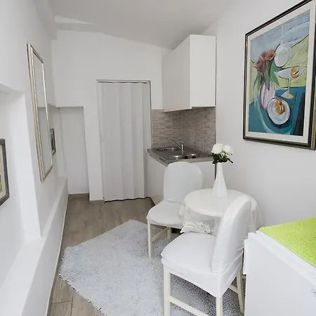 Sweet Old Town Apartment *